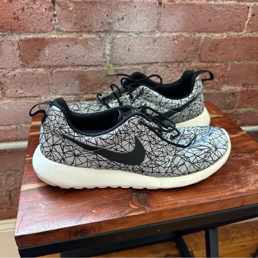 Nike Rosche Run Geometric Black and White Sneakers